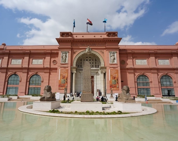 視航班轉機抵達埃及 → 專人接機與協助落地簽通關 → 埃及博物館 → 享用晚餐