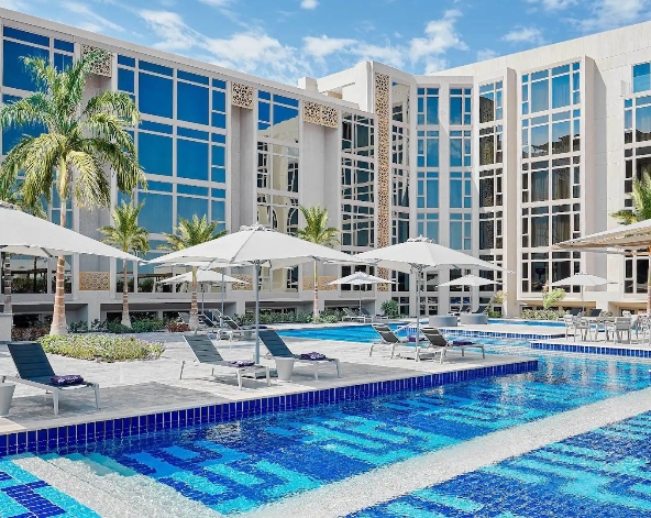 視航班轉機抵達埃及 → 專人接機與協助落地簽通關 → 埃及博物館 → 享用晚餐